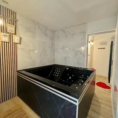 Front De Et Jacuzzi Privatif * Le Barcarès