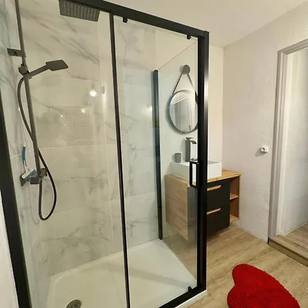 Front De Et Jacuzzi Privatif וילה