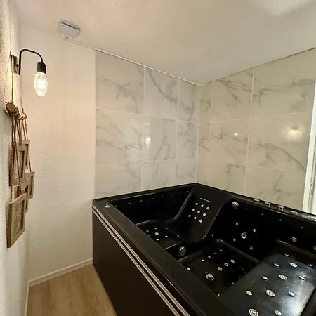 Front De Et Jacuzzi Privatif *